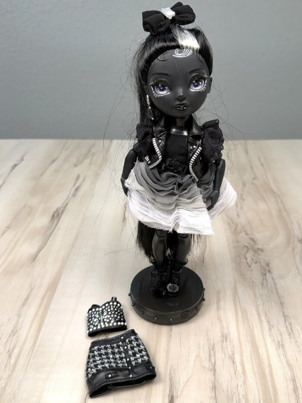 2022 MGA Rainbow High Shadow SHANELLE ONYX Fashion Doll Toy w/ Accessories READ